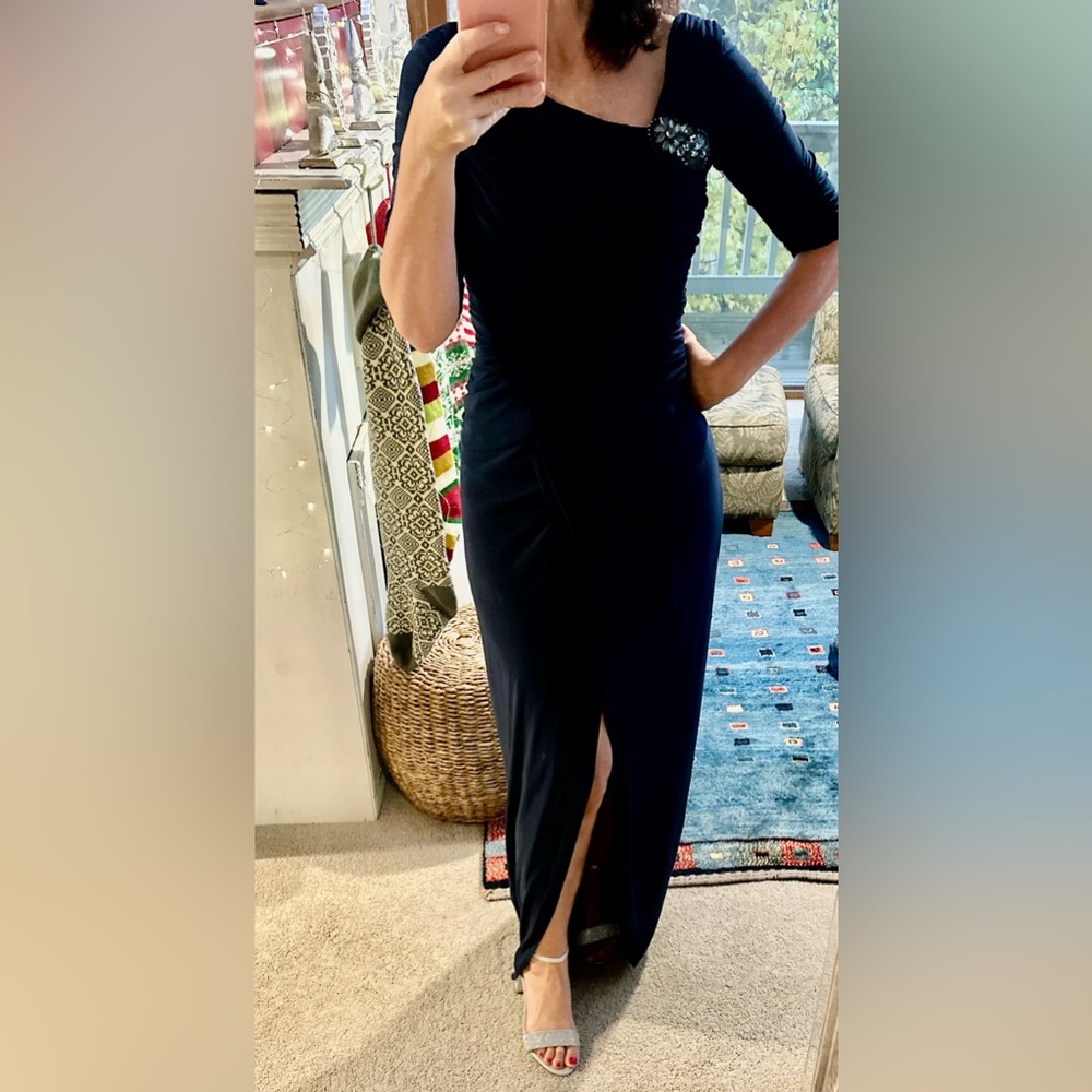 Adrianna papell size 6 beautiful navy blue gown. It has never been worn.